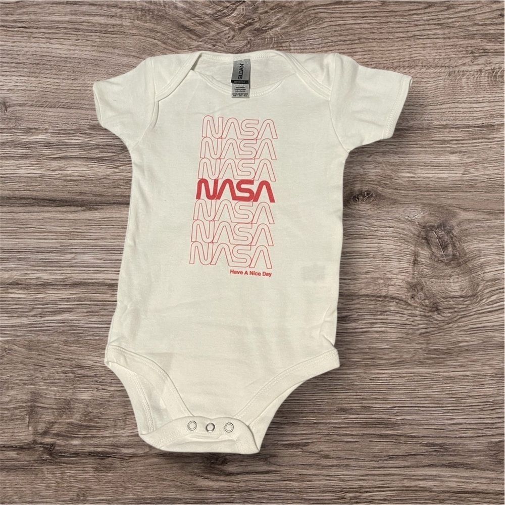 NASA baby onsie
NWT
Size 12-18
White and red